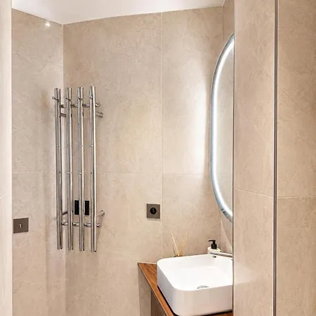 Apartment Bright Steps From Champs Elysees Paris