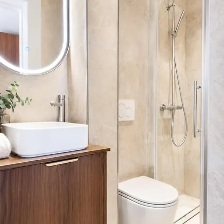 Apartment Bright Steps From Champs Elysees