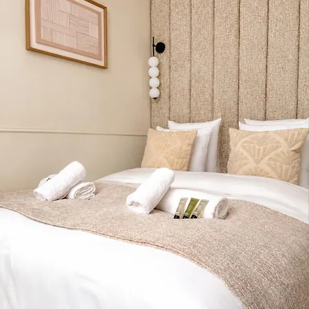 Apartment Bright Steps From Champs Elysees *