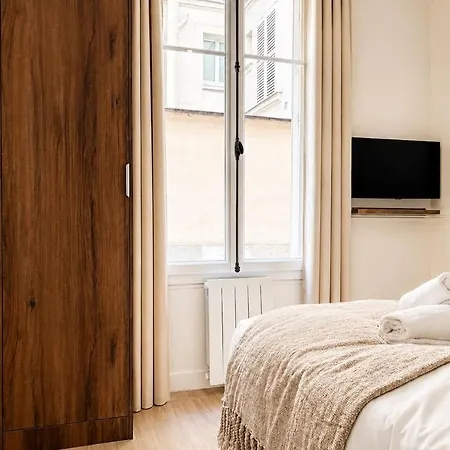 Apartment Bright Steps From Champs Elysees